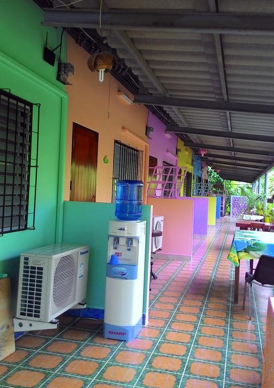 Baan Benjathip Vandrerhjem Amphawa Rom bilde